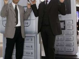 Šéf firmy BenQ Mobile Clemens Joos (napravo) a výkonný viceprezident firmy BenQ corporation Jerry Wang pózují s mobilními telefony BenQ na veletrhu CeBIT