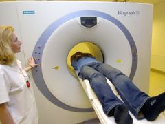 Pacient při vyšetření na novém přístroji PET/CT ve Fakultní nemocnici v Olomouci. Přístroj je celosvětově považován za nejmodernější v diagnostice nádorů.
