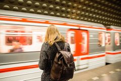 Praha se lidí ptá, jak nejraději cestují metrem. Testuje i oblibu otočených sedaček