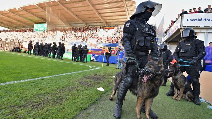 Zásah policie při finále MOL Cupu v Uherském Hradišti