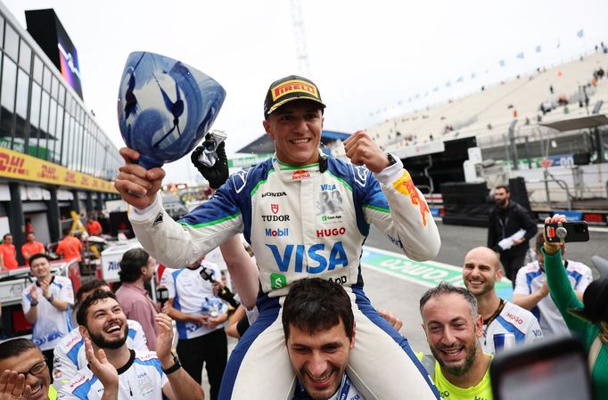 Isack Hadjar, Racing Bulls slaví třetí místo ve VC Nizozemska F1 2025 s rozbitou trofejí