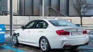 BMW 330e - Kombinace čtyřválcového a elektrického motoru vyrábí výkon 252 koní. Dodává proto slušnou dynamiku. Stojí 1 173 900 Kč.