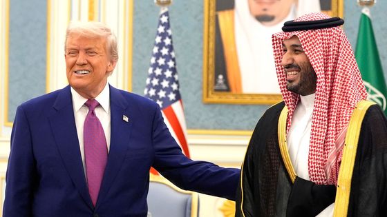 Trump (nejen) na fialovém koberci. Rijád uhranul šéfa Bílého domu