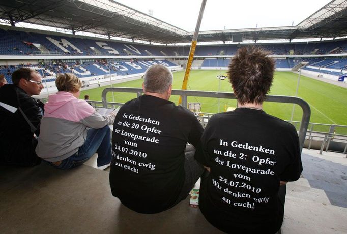 Na oficiální rozloučení přišlo na městský stadion - kde obvykle hraje druholigový tým MSV Duisburg  - jen nemnoho lidí. Tento pár má na tričku nápis, který říká: "Na památku 21 obětí Love Parade z 24. července 2010. Navždycky na vás budeme myslet."