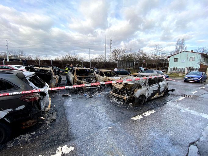 Požár zničil nebo poškodil devět aut