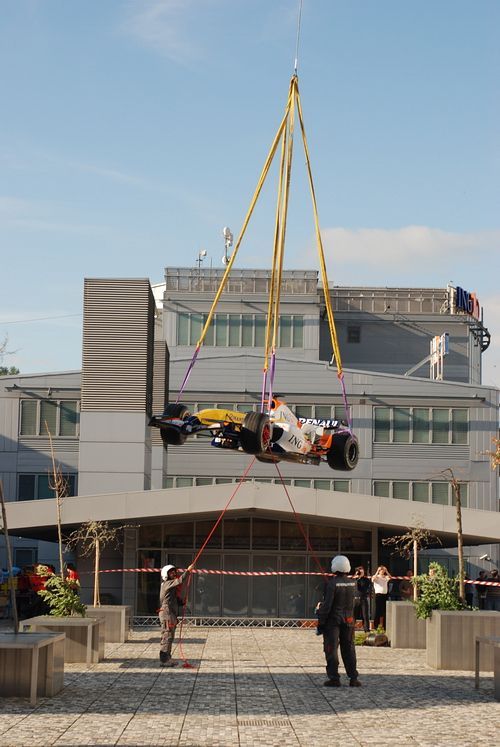 Renault se snáší k zemi