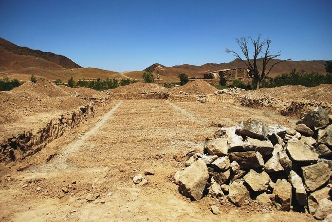 Místo ruin sídla bývalého polního velitele ještě z dob afghánské občanské války se před rokem začala v Powraku stavět nová budova, která teď slouží k produkci vajíček bource morušového a ke zpracování kokonů.