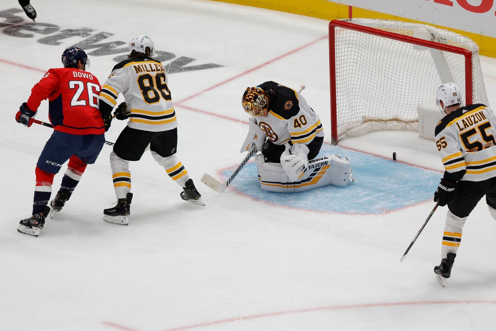 1. utkání 1. kola play off NHL 2020/21, Washington - Boston: Nic Dowd střílí Tuukkovi Raskovi vítězný gól