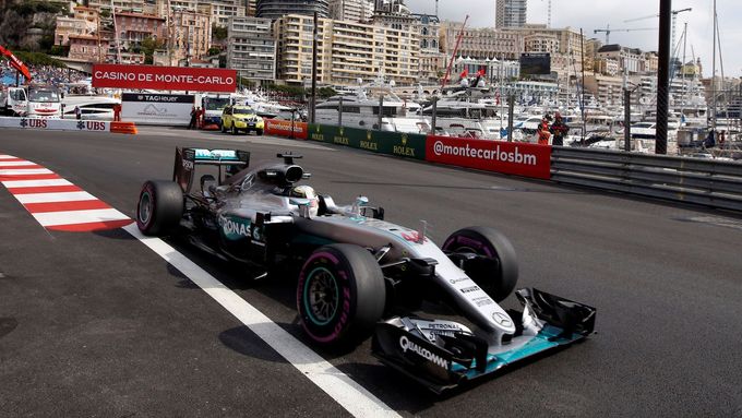 Lewis Hamilton na trati městského okruhu v Monaku.