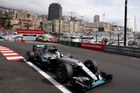 Formulové Monako začalo dramaticky: poražený Mercedes a bouračky