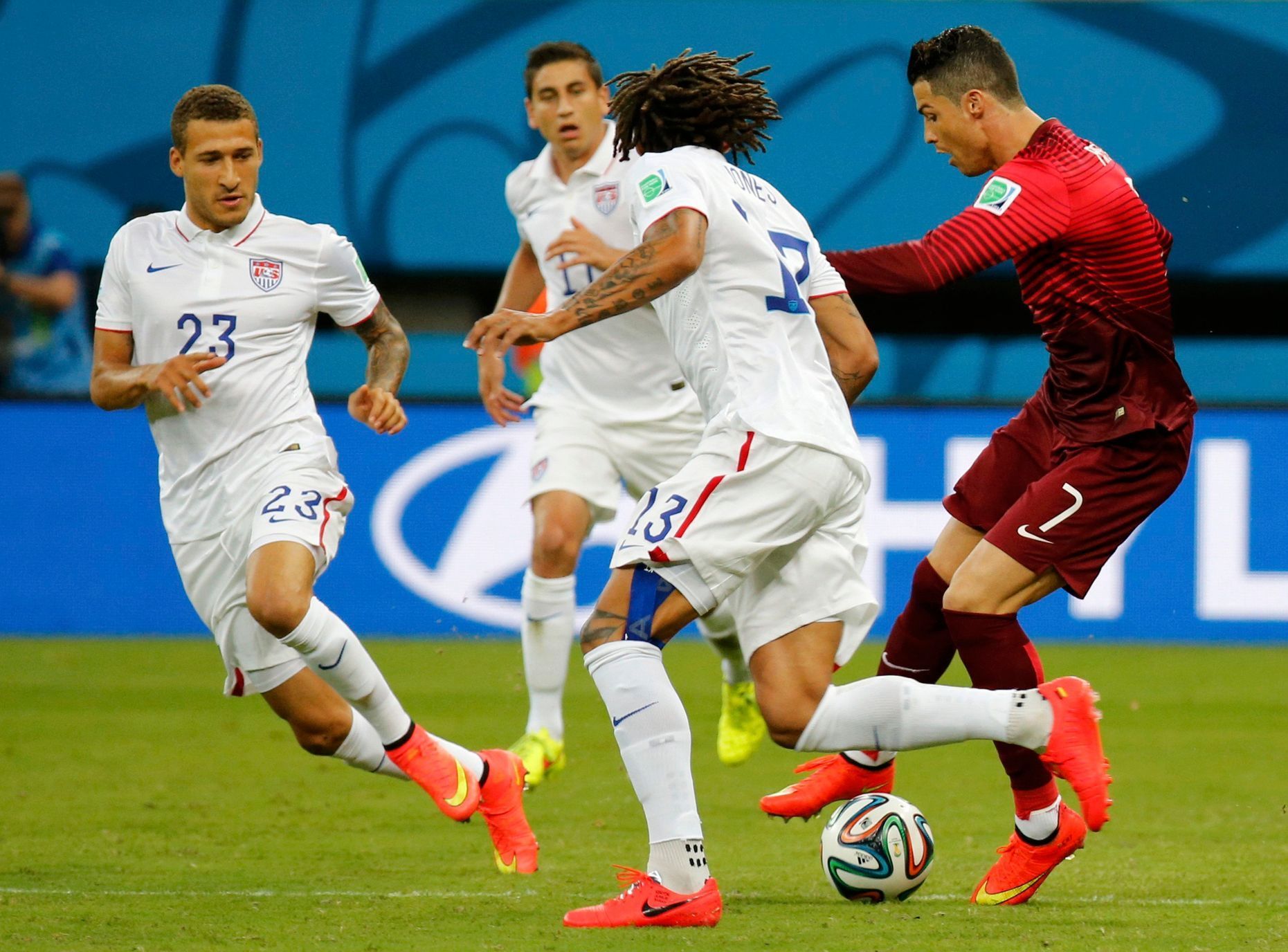 Cristiano Ronaldo v souboji o míč v utkání s Amerikou na MS ve fotbalu 2014