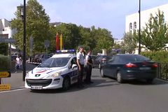 Útok nožem nedaleko Paříže. Muž ubodal dva členy rodiny a křičel Alláhu akbar, policie ho zastřelila