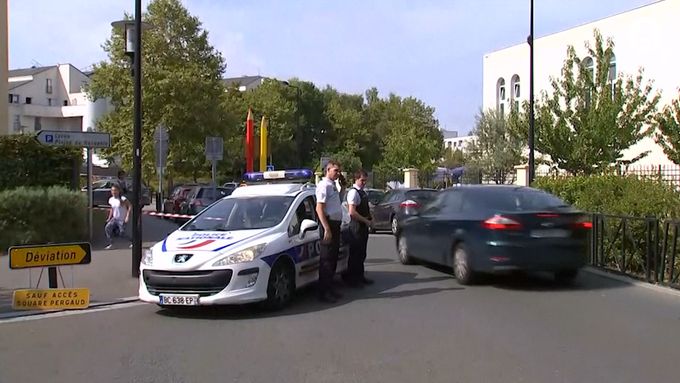 Útočník nedaleko Paříže pobodal několik lidí, první záběry z místa útoku