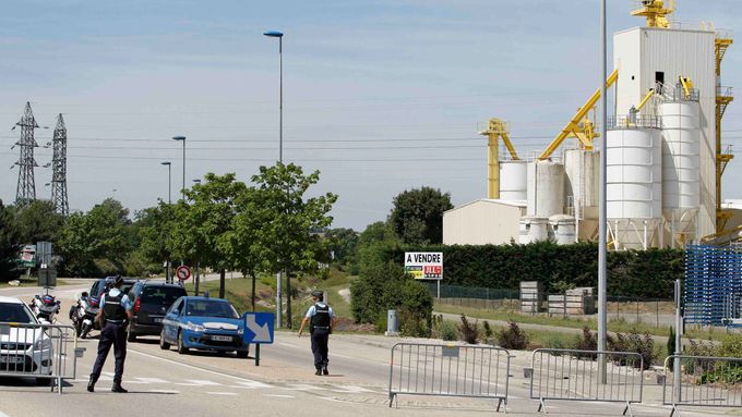 Nejméně jednoho mrtvého a několik zraněných si vyžádal atentát v továrně na jihu Francie. Na místě se našla islamistická vlajka.