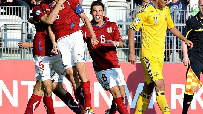 Kapitán Bořek Dočkal a jeho gólová radost proti Ukrajině.