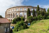 Turisty ale především uchvátí monumentální koloseum (amfiteátr), druhé největší na světě hned po tom v Římě.