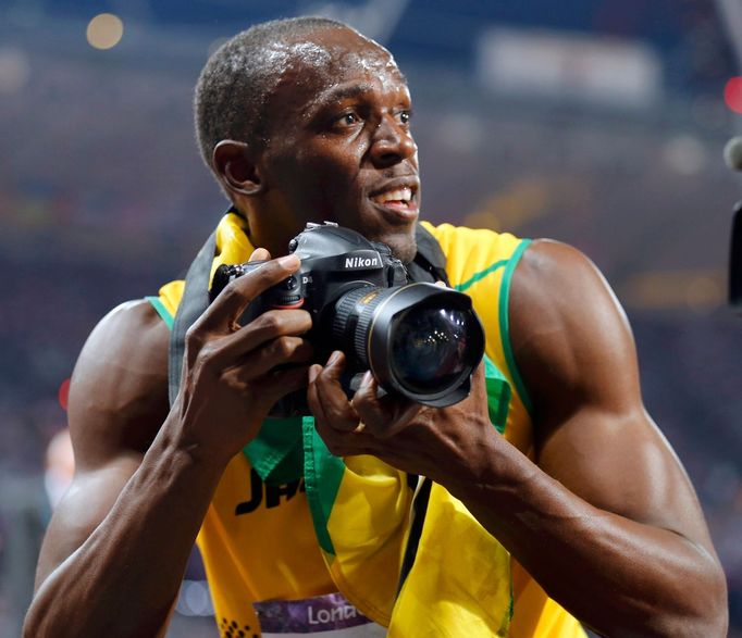 Jamajský sprinter Usain Bolt slaví vítězství ve sprintu na 200 metrů na OH 2012 v Londýně.