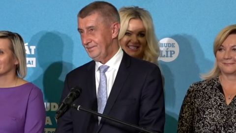 "Mojí paní se na nic neptejte." Babiš vzal manželku na pódium, ke slovu ji nepustil