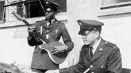 Jimi Hendrix (vlevo) roku 1961, kdy byl na vojně, snímek ze školní ročenky.