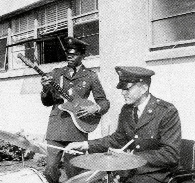 Jimi Hendrix (vlevo) roku 1961, kdy byl na vojně. Snímek ze školní ročenky byl přetištěn v knize Becoming Jimi Hendrix z roku 2010.