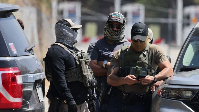 Agenti ICE (na snímku z Los Angeles) provádějí rozsáhlé zatýkání po celých Spojených státech v rámci tvrdé kampaně prezidenta Donalda Trumpa proti přistěhovalectví.