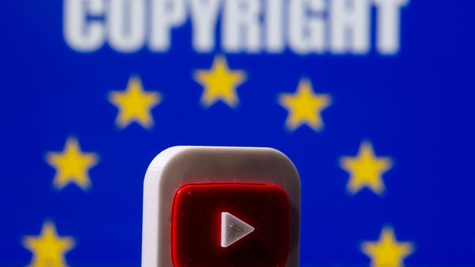 Logo Youtube před vlajkou Evropské unie.