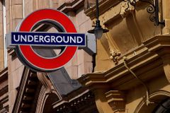 Londýnské metro zahájilo noční provoz o víkendech. Přinese miliardy a pracovní místa, tvrdí město