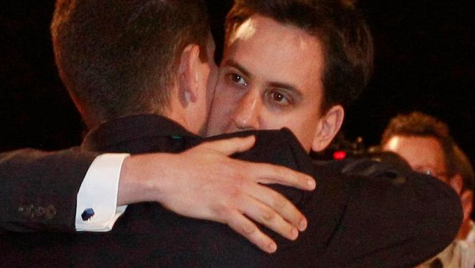 Bratři Milibandové v objetí po oznámení výsledků volby šéfa Labour party. Vítěz Ed čelem k objektivu, poražený David zády.