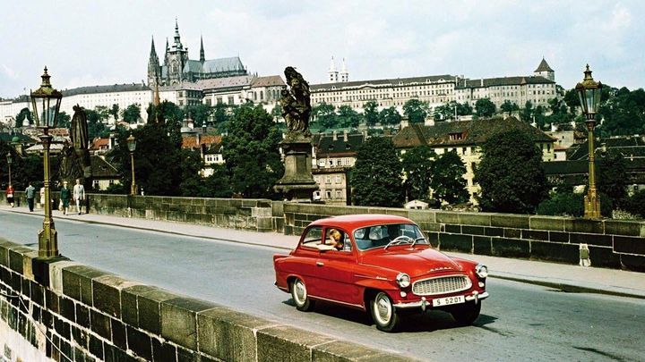 Jak se jezdilo v socialistickém Československu? Auta na Karlově mostě a všude Tatry; Zdroj foto: Škoda Auto