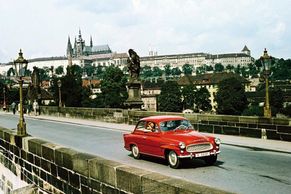 Jak se jezdilo v socialistickém Československu? Auta na Karlově mostě a všude Tatry