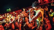 Třiatřicetiletý Colson Baker, jak se umělec z amerického Texasu jmenuje, se objevil na vrcholu obřího zikkuratu neboli stupňovité pyramidy.