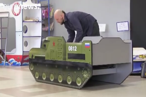 Továrna vyrábí postýlky pro budoucí vojáky. Hitem je kopie stroje, jenž sestřelil MH17