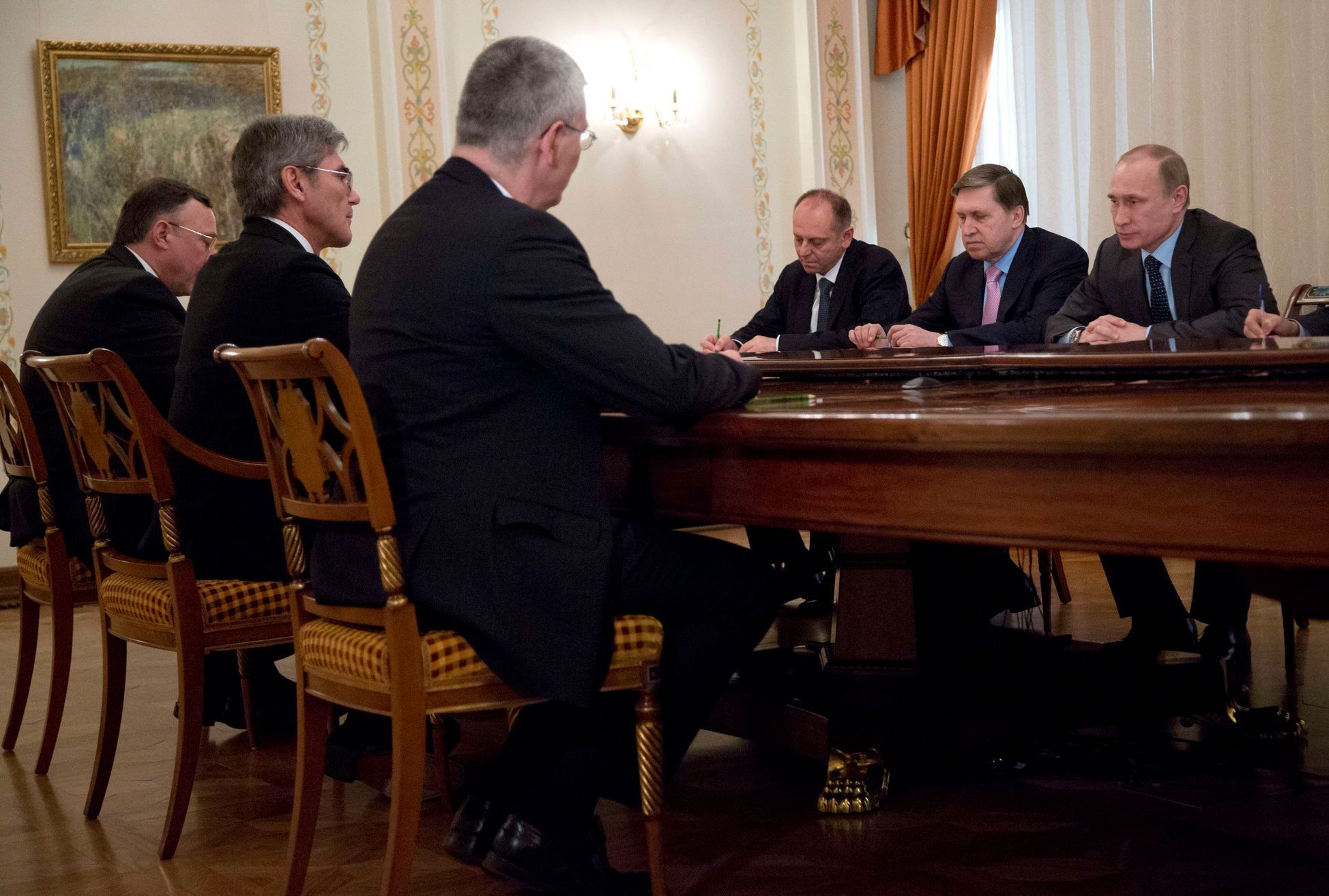 Šéf Siemensu Kaeser (druhý zleva) u Vladimira Putina.