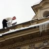 Po kalamitě přišlo oteplení. A těžký sníh padá ze střech
