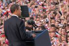 Barack Obama při projevu. Je vidět zrcátko, které mu pomáhá při čtení projevu.