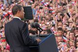 Barack Obama při projevu. Je vidět zrcátko, které mu pomáhá při čtení projevu.