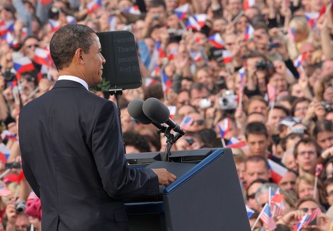 Barack Obama při projevu. Je vidět zrcátko, které mu pomáhá při čtení projevu.