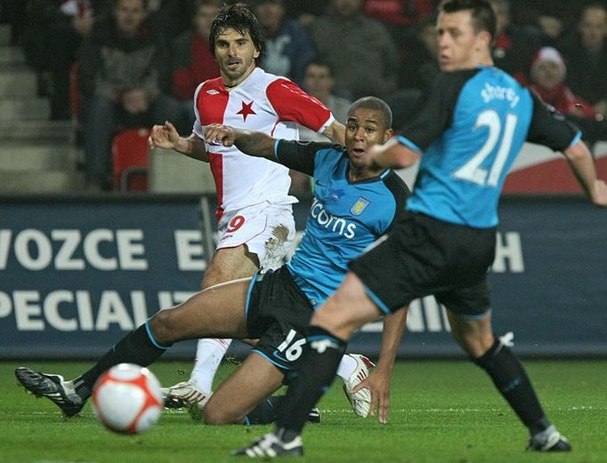 Slavie Praha měla nespočet gólových šancí, ale žádnou neproměnila. Střela Mateje Krajčíka (9, SK Slavia Praha).