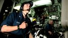 April 24, 2011 - Cape Canaveral, Florida, U.S. - -- Cape Canaveral, Fla. -- Albert Cook, 21, left, Machinist's Mate Third Class, of Stockton, Illinois, at the helm of the USS Annapolis (SSN 760), a S6G nuclear reactor powered fast attack submarine, while sailing from Port Canaveral in Cape Canaveral on Sunday. The USS Annapolis measures 362 ft. in length and 33 ft. at the beam, a diving depth of over 400 ft., 27+ mph, 12 vertical launch missile tubes, 4 torpedo tubes, and a crew of 12 officers and 115 enlisted submariners. The submarine was commissioned April 11, 1992 with its homeport in Groton, Connecticut. USS Annapolis sailed to the 21st Anniversary of Fleet Week at Port Everglades, Fort Lauderdale. (Credit Image: © Gary Coronado/The Palm Beach Post) ( automatický překlad do češtiny )