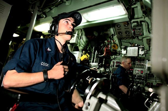 April 24, 2011 - Cape Canaveral, Florida, U.S. - -- Cape Canaveral, Fla. -- Albert Cook, 21, left, Machinist's Mate Third Class, of Stockton, Illinois, at the helm of the USS Annapolis (SSN 760), a S6G nuclear reactor powered fast attack submarine, while sailing from Port Canaveral in Cape Canaveral on Sunday. The USS Annapolis measures 362 ft. in length and 33 ft. at the beam, a diving depth of over 400 ft., 27+ mph, 12 vertical launch missile tubes, 4 torpedo tubes, and a crew of 12 officers and 115 enlisted submariners. The submarine was commissioned April 11, 1992 with its homeport in Groton, Connecticut. USS Annapolis sailed to the 21st Anniversary of Fleet Week at Port Everglades, Fort Lauderdale. (Credit Image: © Gary Coronado/The Palm Beach Post) ( automatický překlad do češtiny )