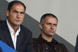 V hledišti nesměl chybět ani José Mourinho (vpravo), který v té době ještě trénoval FC Porto a do Chelsea přišel až v červnu 2004.