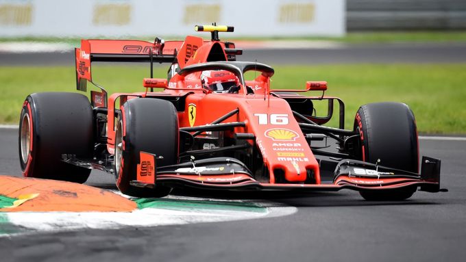 Charles Leclerc ve Ferrari při kvalifikaci na VC Itálie formule 1