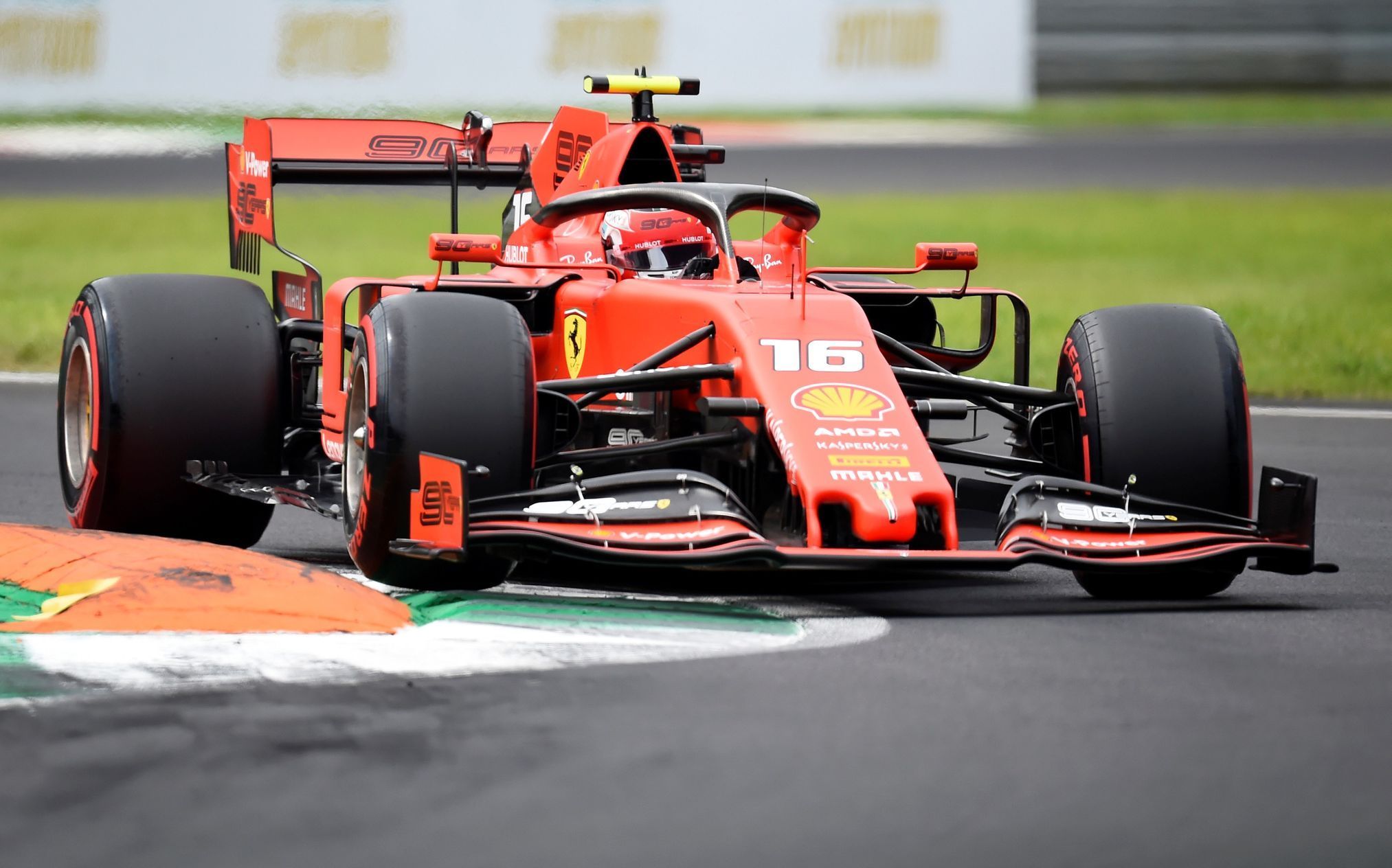 Charles Leclerc ve Ferrari při kvalifikaci na VC Itálie formule 1 2019