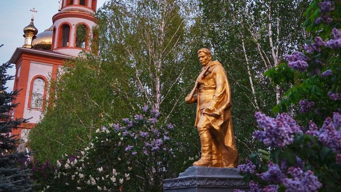 Na pomníku připomínajícím 2. světovou válku v Dněpropetrovské oblasti zůstal původní nápis v ruštině, ale doplňuje jej nová tabulka v ukrajinštině.