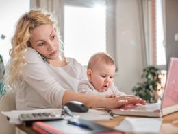 Ženy na mateřské jsou vytíženější než pracující muži, tvrdí lektorka