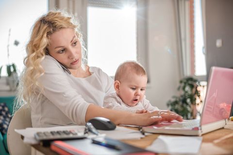 Ženy na mateřské jsou vytíženější než pracující muži, tvrdí lektorka