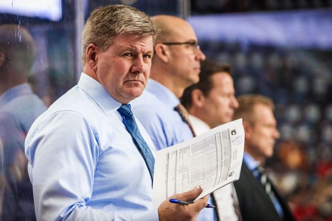 Hokejový trenér Bill Peters na střídačce Calgary.