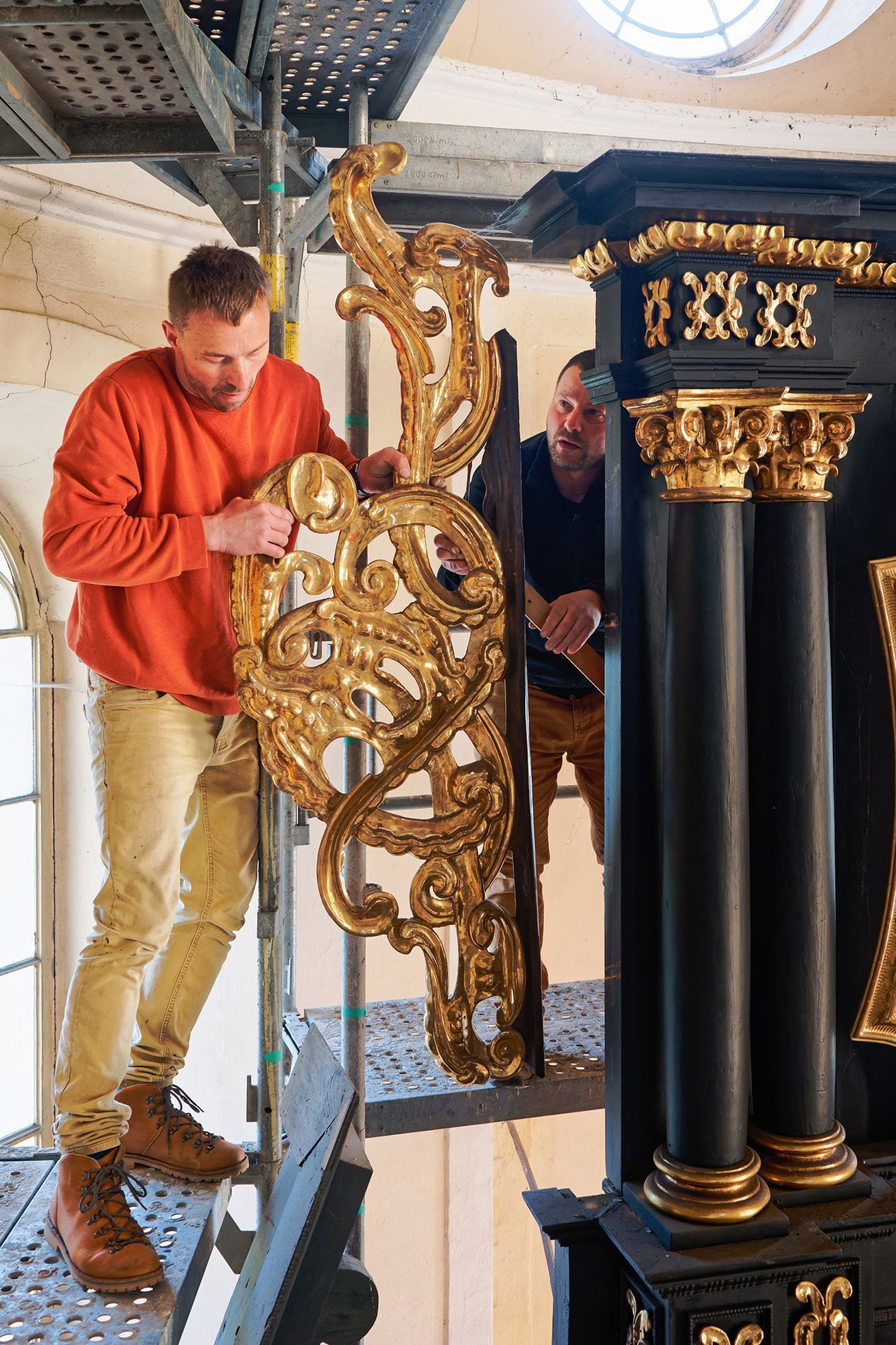 Rozebírání oltáře v kostele sv. Janů v Opavě před opravou popraskané klenby, květen 2023