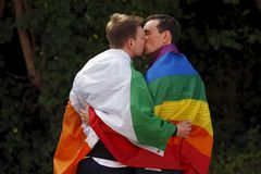 Porážka pro lidstvo, odsoudil Vatikán sňatky homosexuálů