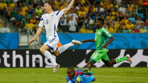 Edin Džeko střílí gól, který neuznali v zápase MS Nigérie vs. Bosna